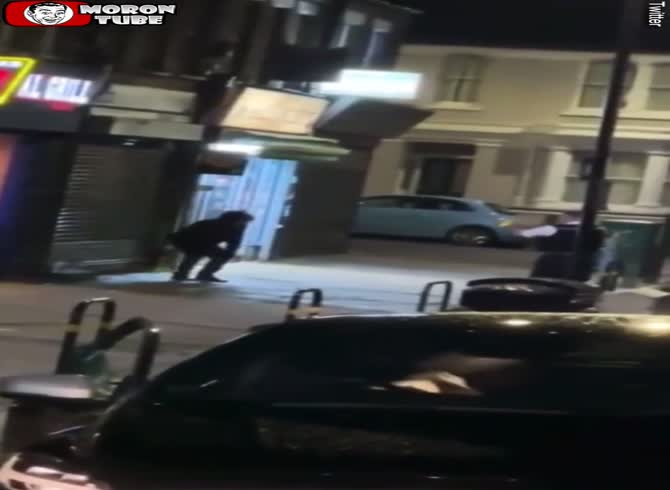 Video :A terrifying armed break-in attempt at a dining establishment